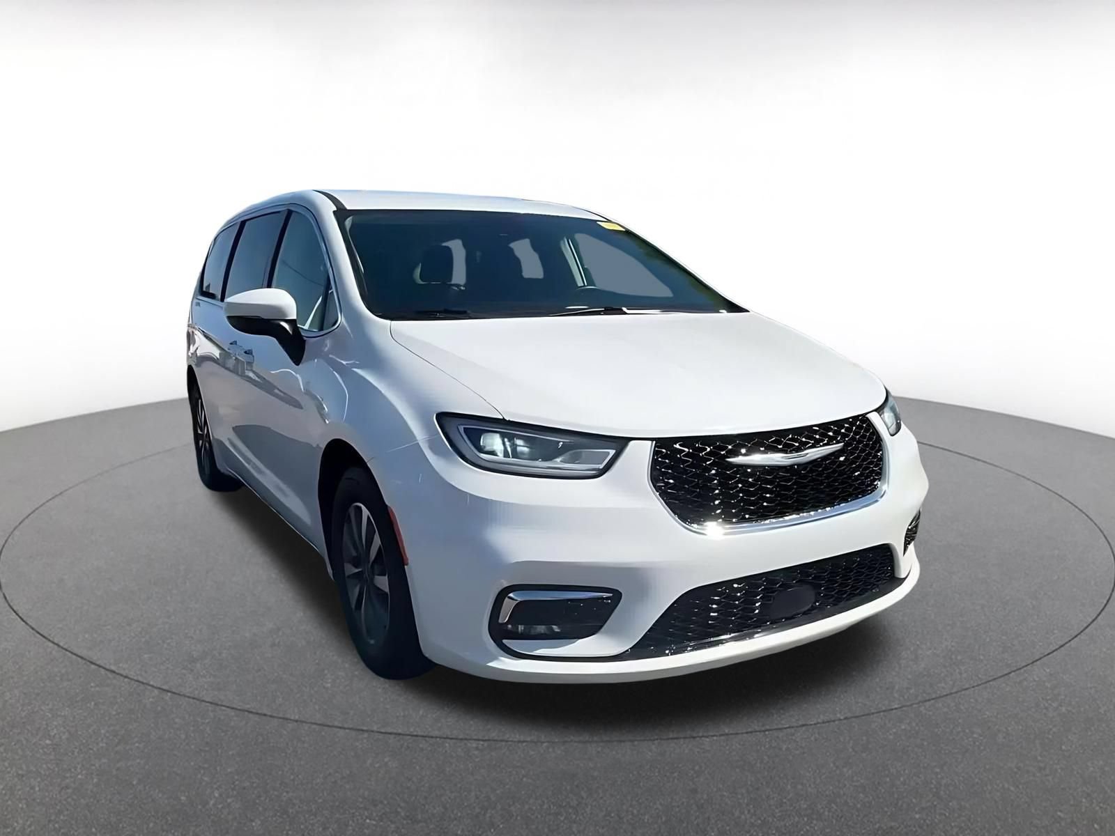 Used 2023 Chrysler Pacifica Touring-L FWD image 3
