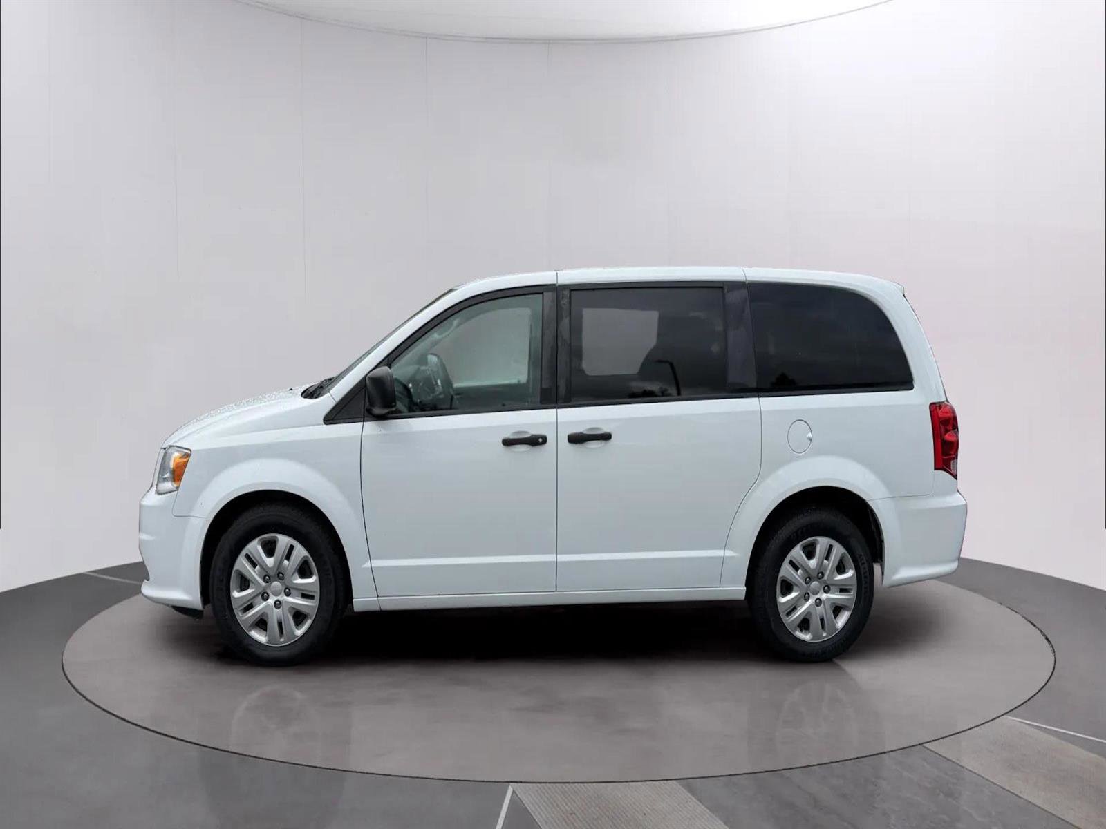 Used 2019 Dodge Grand Caravan SE w/ UConnect Hands-Free Group image 3