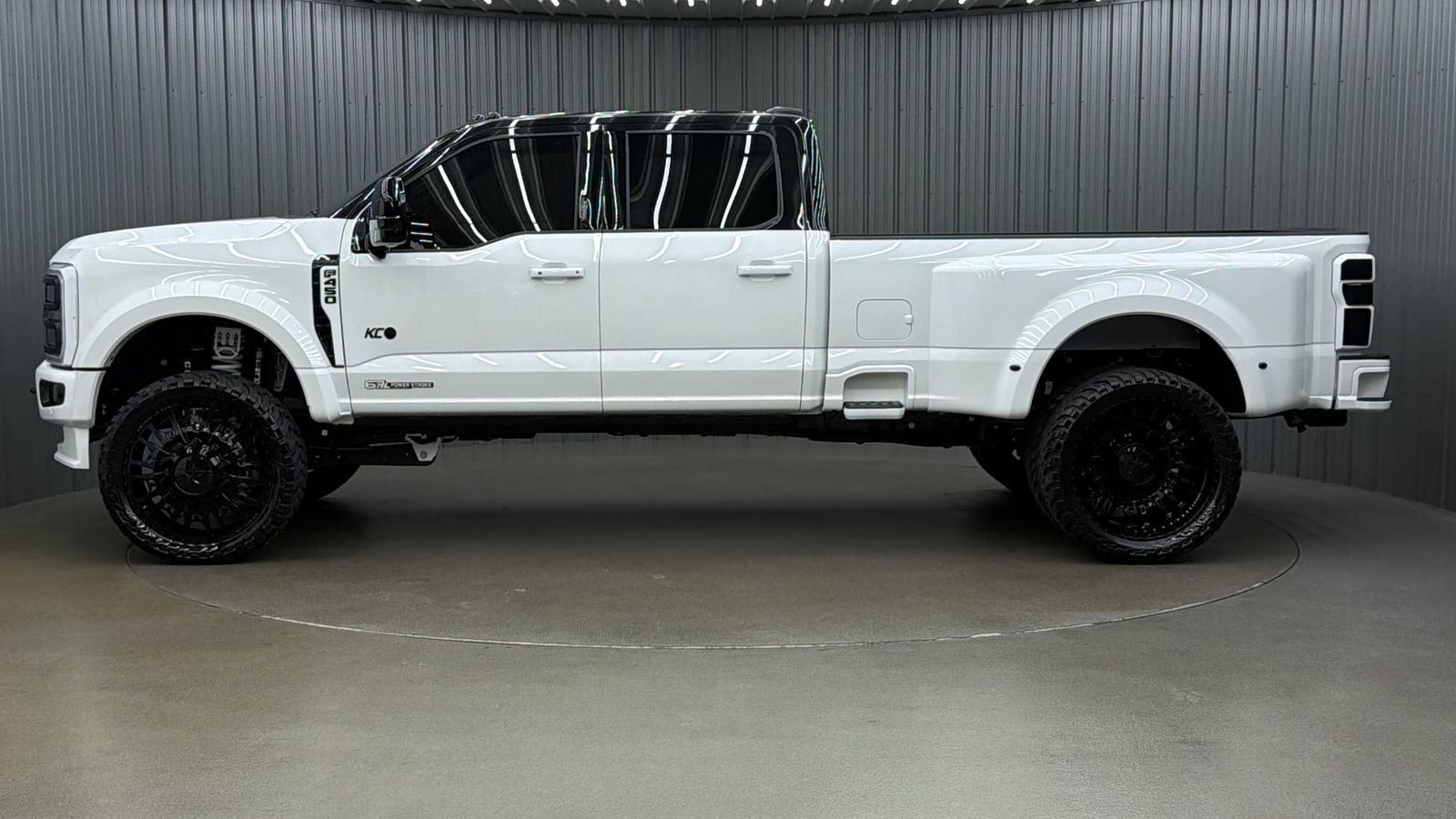 Used 2026 Ford F450 Platinum w/ FX4 Off-Road Package AWD/4WD image 2