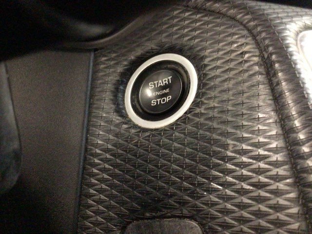 Used 2019 Land Rover Range Rover Velar R-Dynamic SE image 18