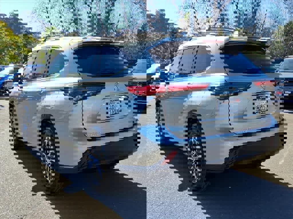 Used 2023 Toyota Highlander XLE image 7