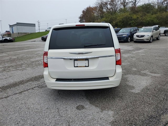 Used 2011 Chrysler Town & Country Touring image 5