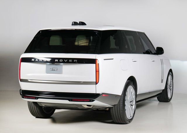 Used 2024 Land Rover Range Rover Long Wheelbase SE image 2