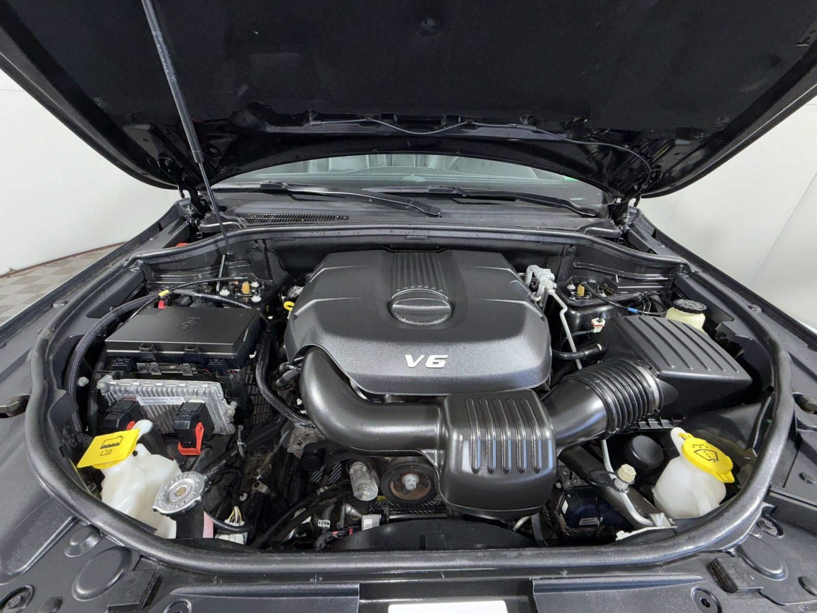 Used 2015 Jeep Grand Cherokee Overland w/ Advanced Technology Group image 28