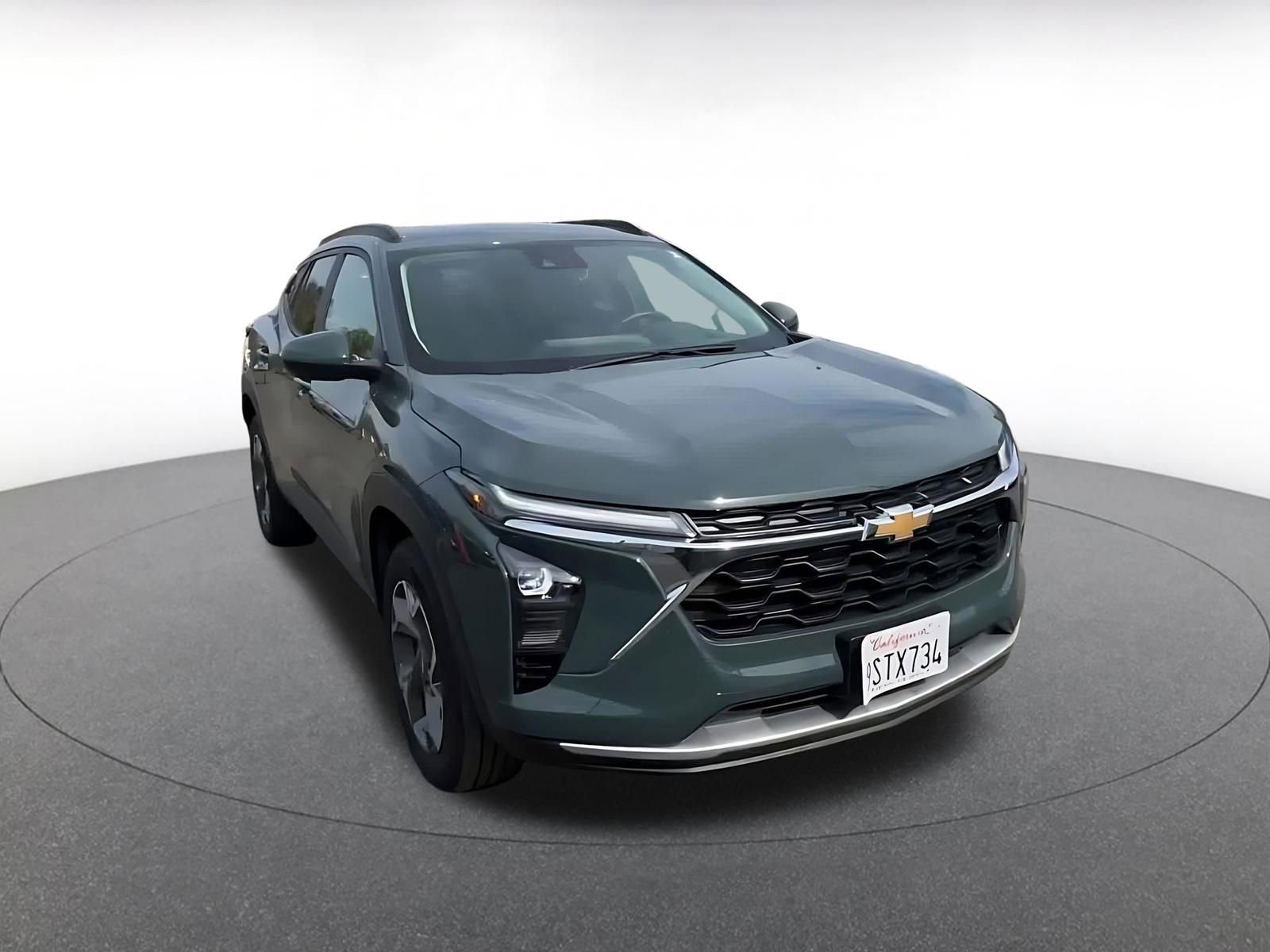 Used 2025 Chevrolet Trax LT w/ LT Convenience Package image 3