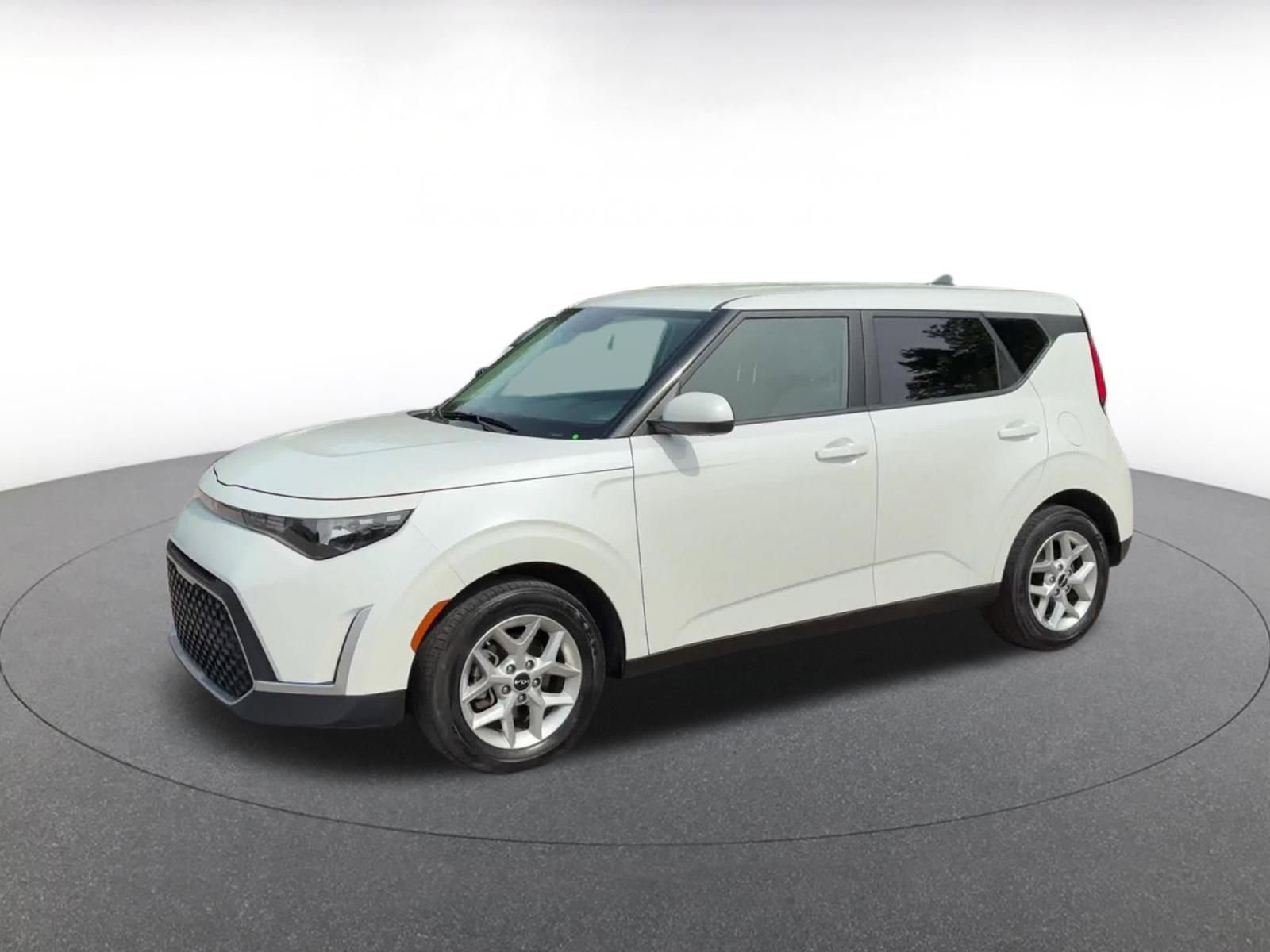 Used 2025 Kia Soul LX w/ LX Technology Package FWD image 8