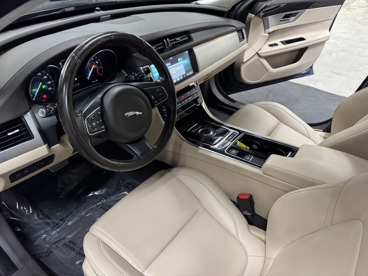 Used 2020 Jaguar XF Premium image 33