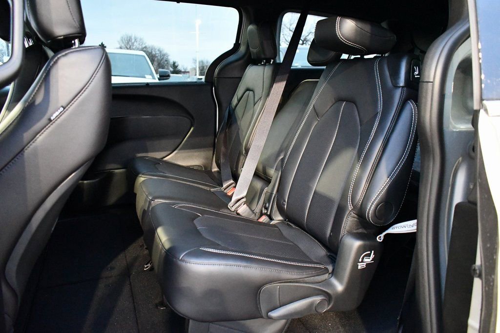New 2026 Chrysler Pacifica Select image 10