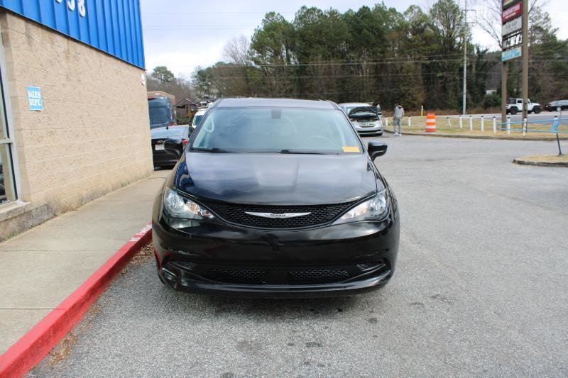 Used 2022 Chrysler Voyager LX image 2