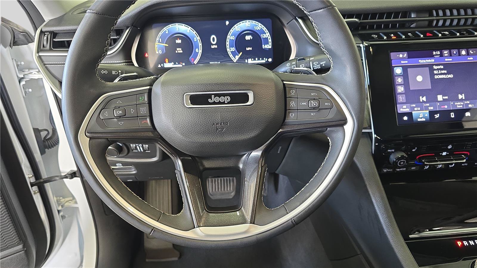 Used 2023 Jeep Grand Cherokee Laredo w/ Luxury Tech Group I AWD/4WD image 27