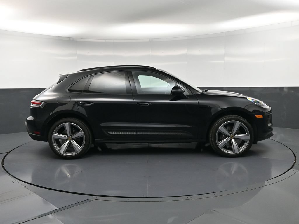 Certified 2024 Porsche Macan AWD/4WD image 9