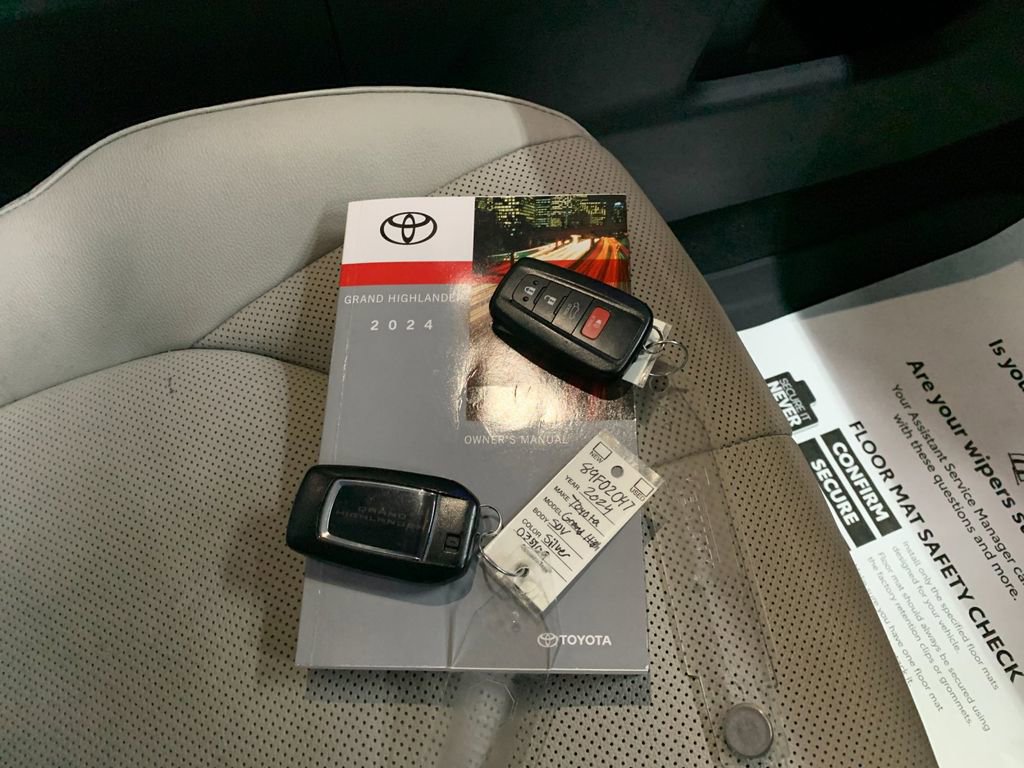 Used 2024 Toyota Grand Highlander Limited image 9