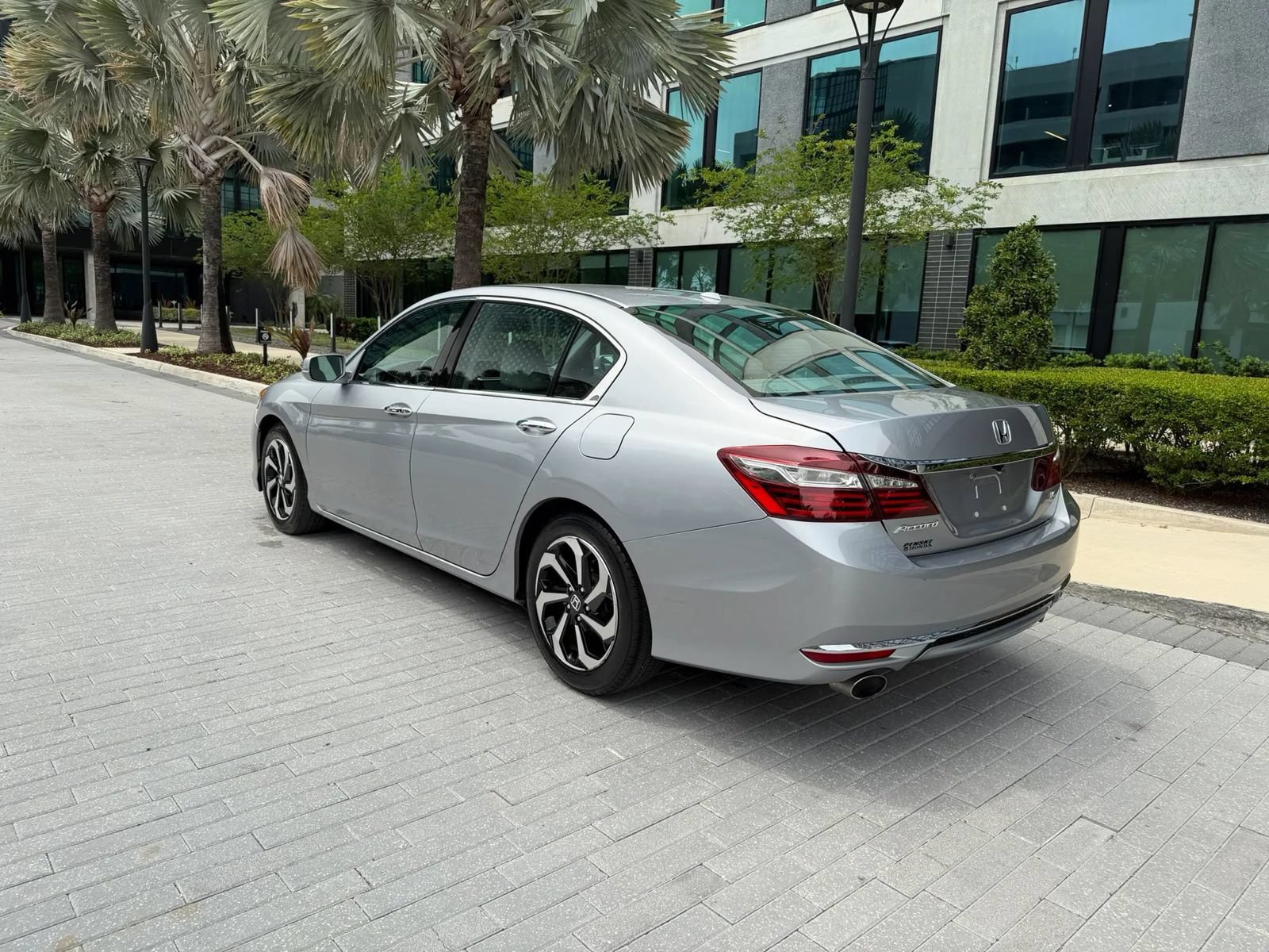 Used 2017 Honda Accord EX-L image 4