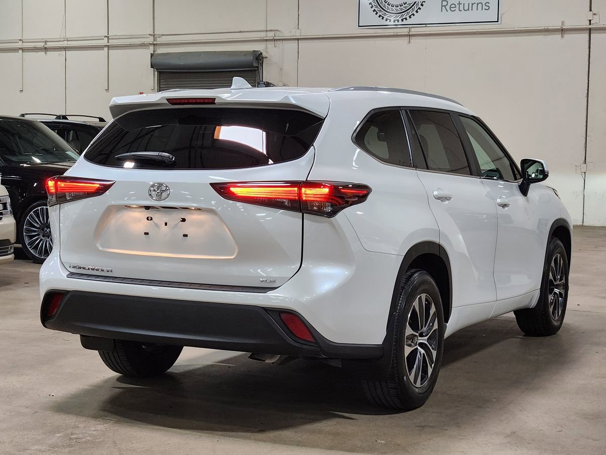 Used 2024 Toyota Highlander XLE FWD image 8