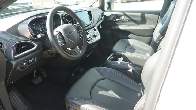 New 2026 Chrysler Pacifica Select FWD image 19