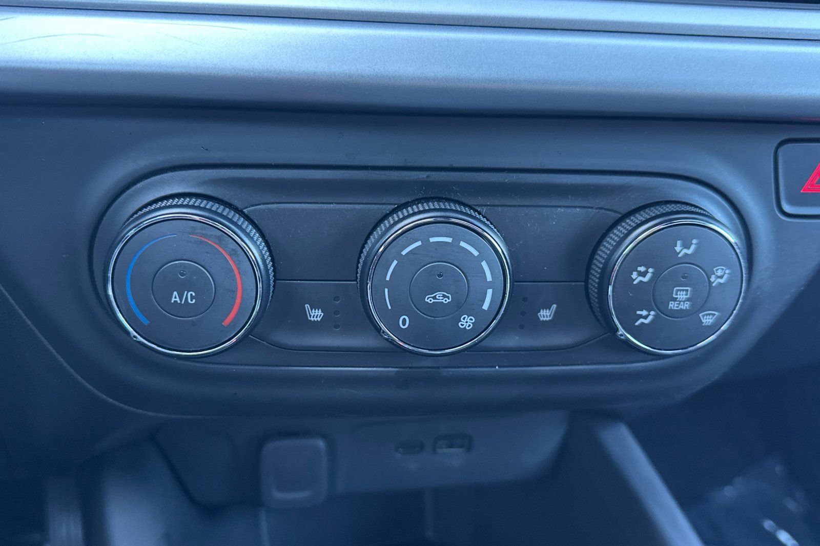 Used 2025 Chevrolet Trax RS image 29