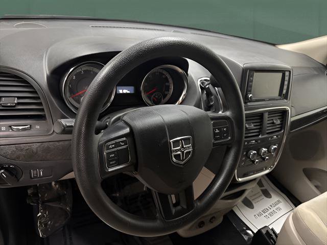 Used 2019 Dodge Grand Caravan SE w/ UConnect Hands-Free Group image 17