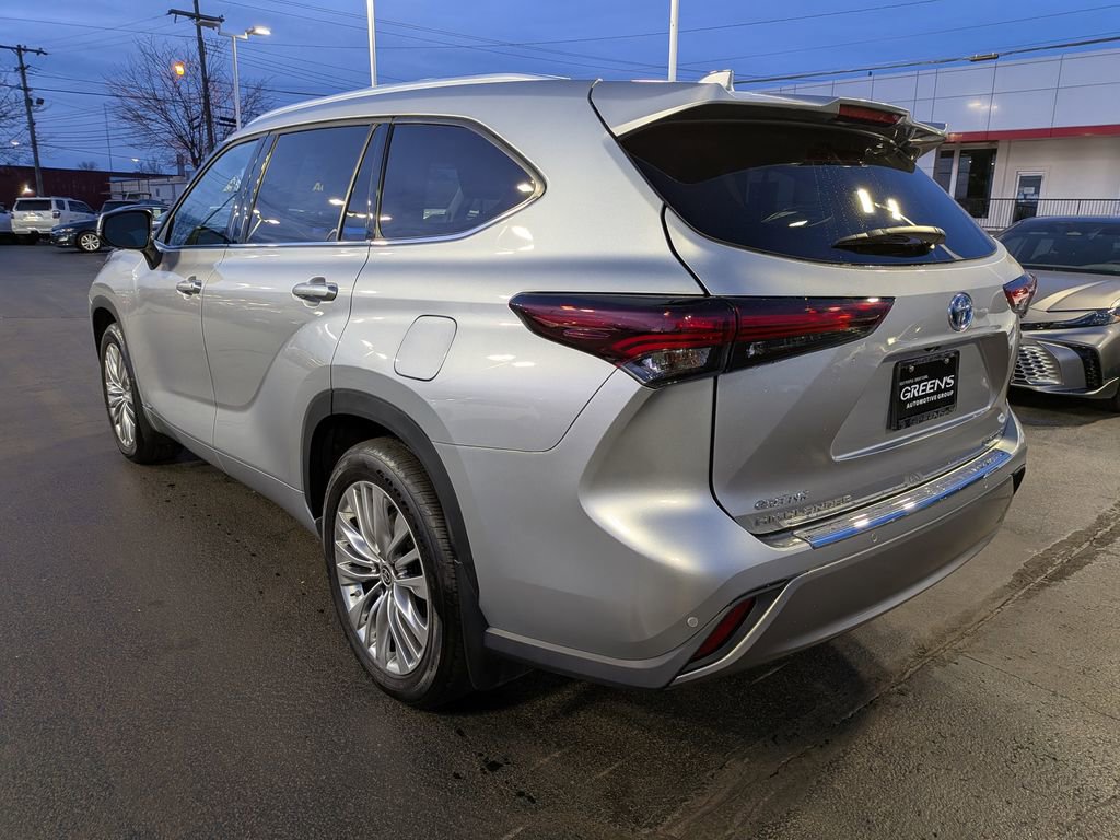 Used 2024 Toyota Highlander Platinum image 5