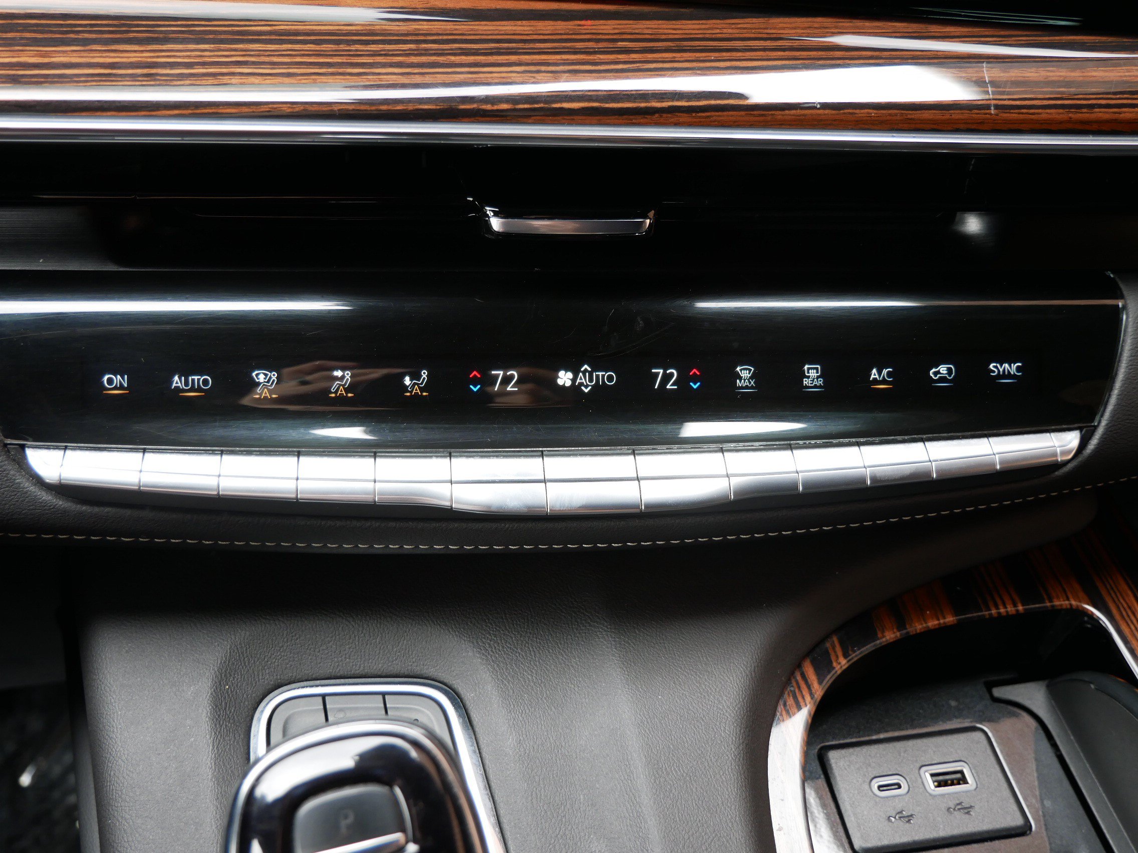 Certified 2024 Cadillac Escalade ESV Luxury AWD/4WD image 19