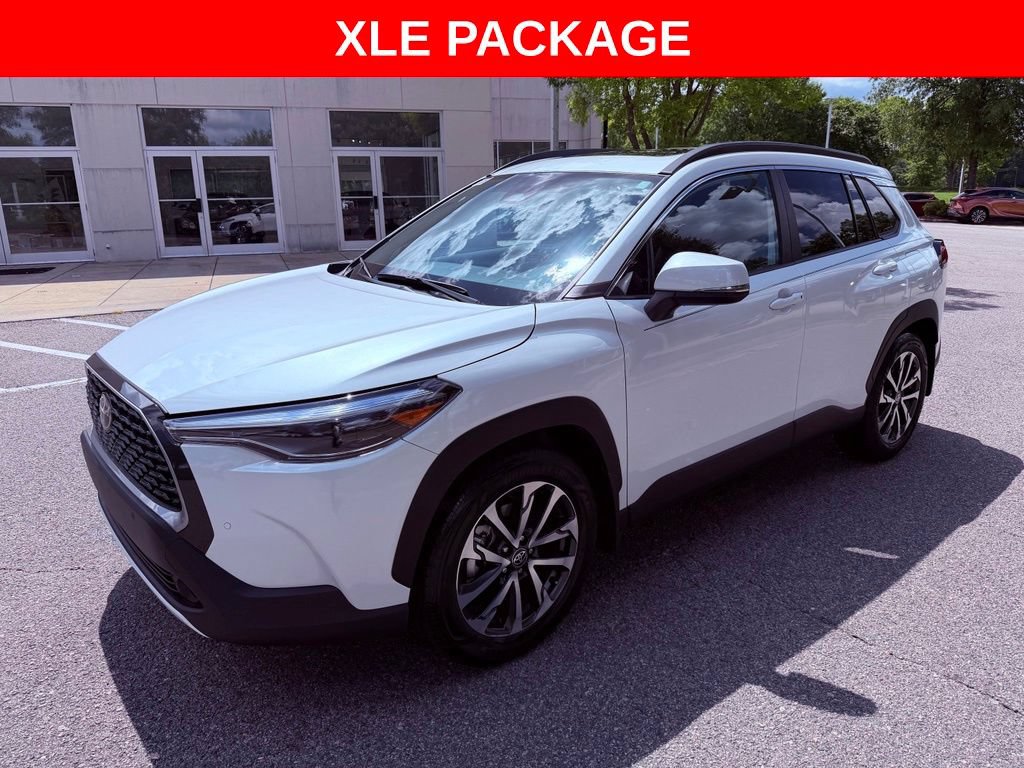 Used 2023 Toyota Corolla Cross XLE w/ Convenience Package FWD image 3