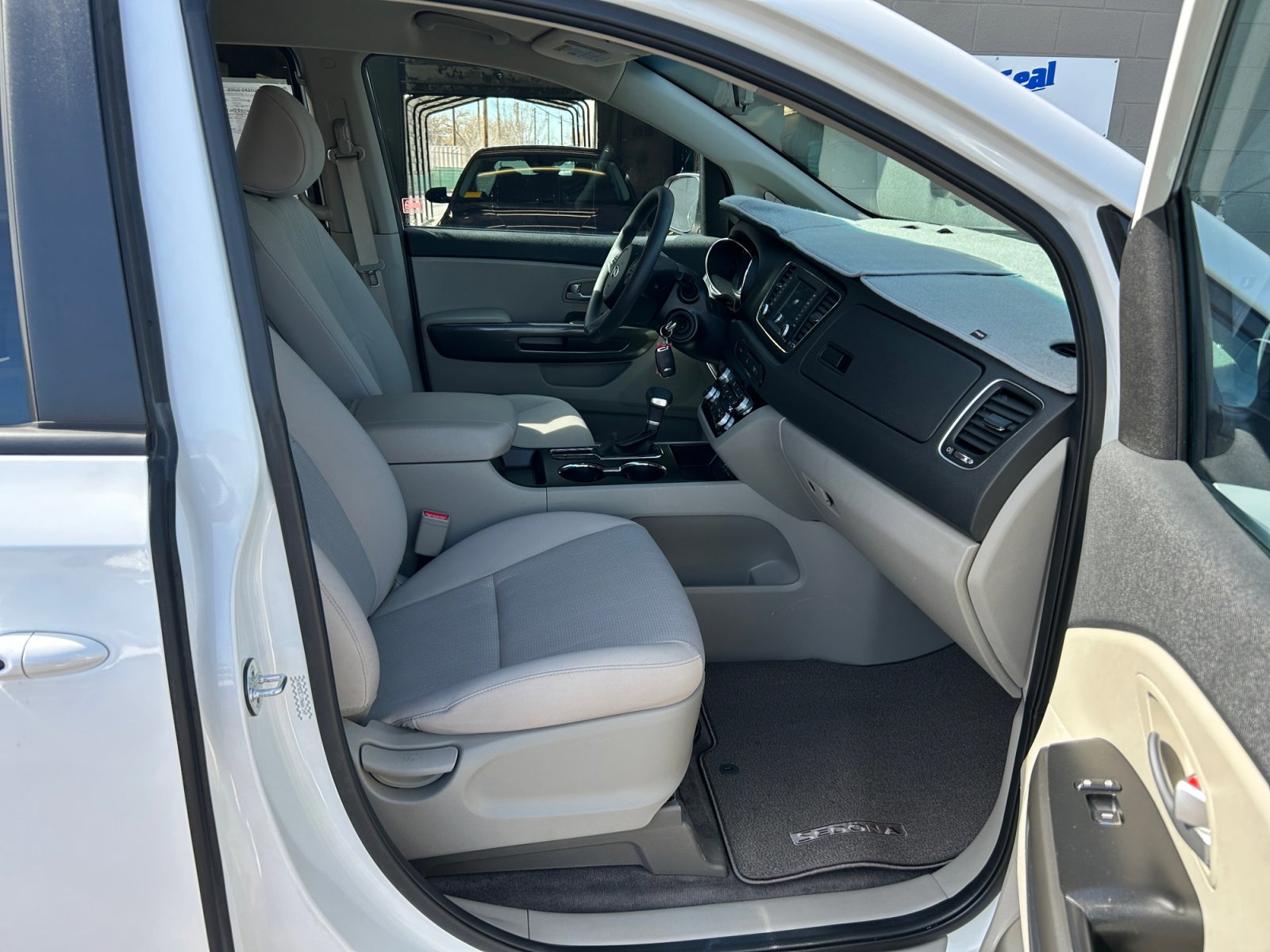 Used 2021 Kia Sedona LX image 32