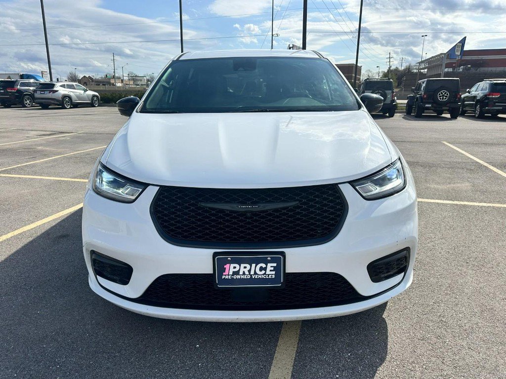 Used 2024 Chrysler Pacifica Limited image 9