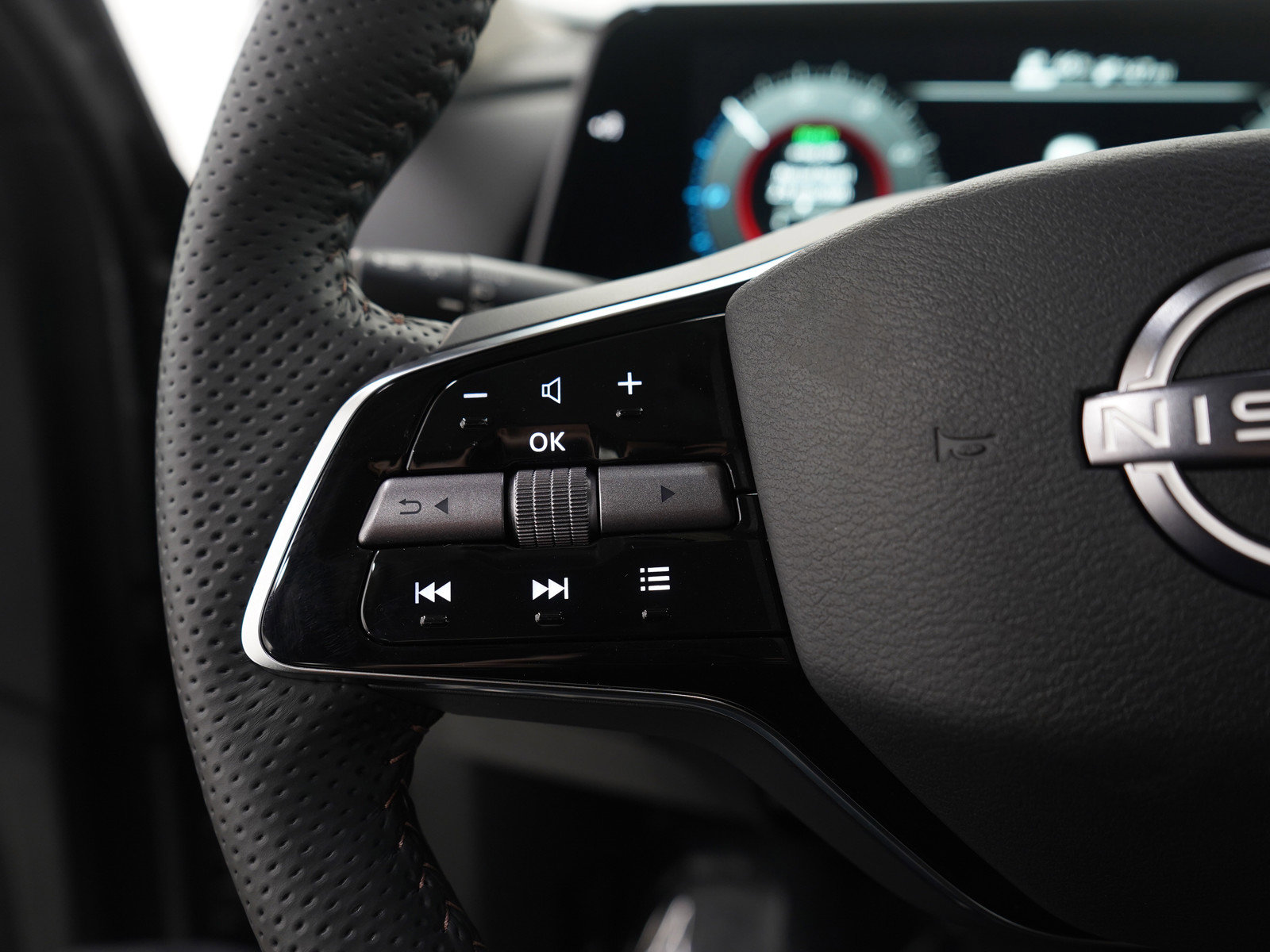 Used 2023 Nissan Ariya AWD image 26