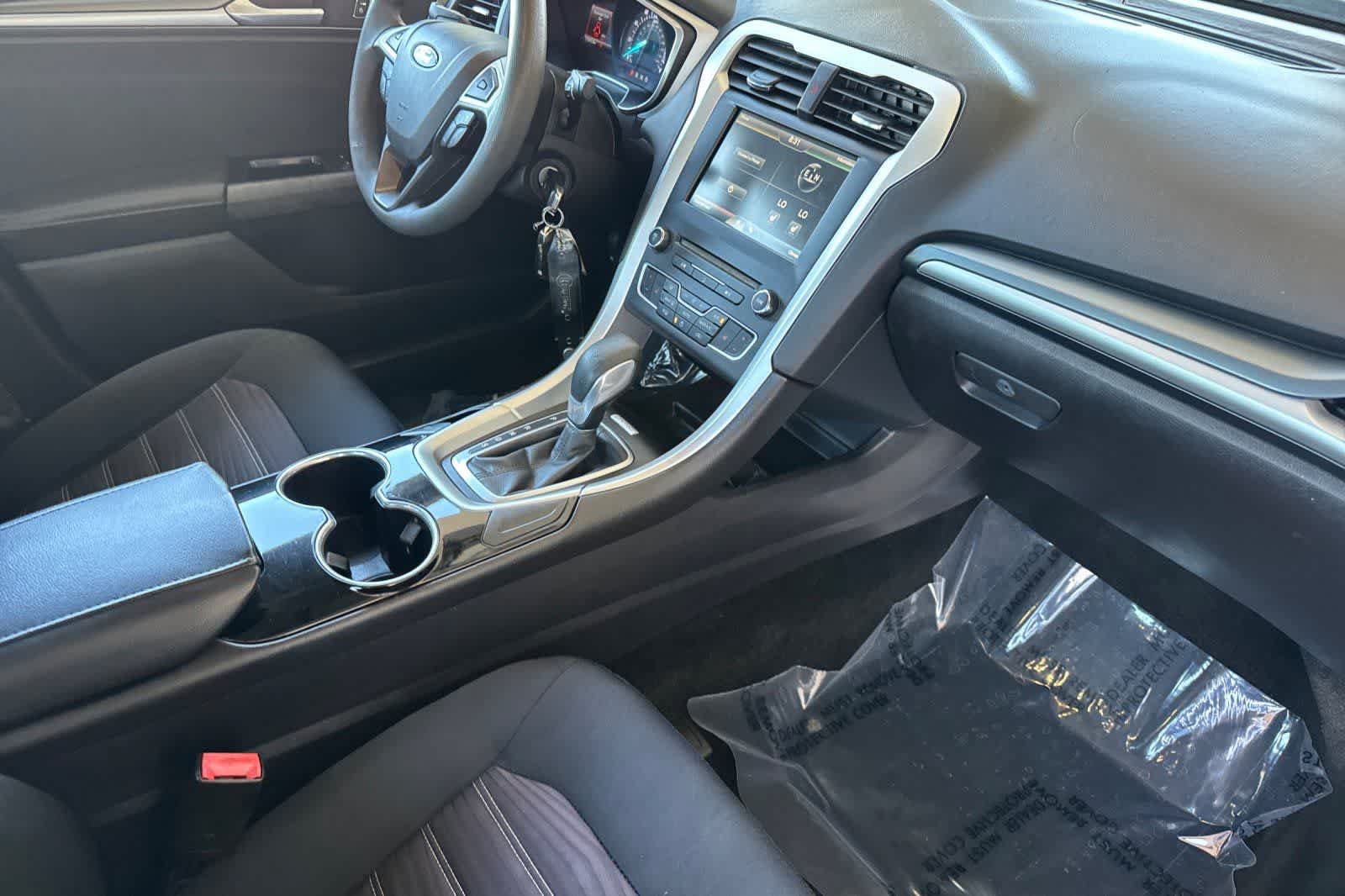 Used 2016 Ford Fusion SE FWD image 16