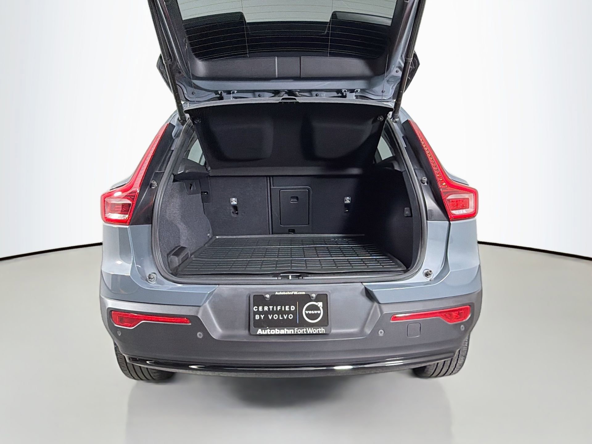 Certified 2023 Volvo XC40 B5 Plus w/ Protection Package Premier image 26