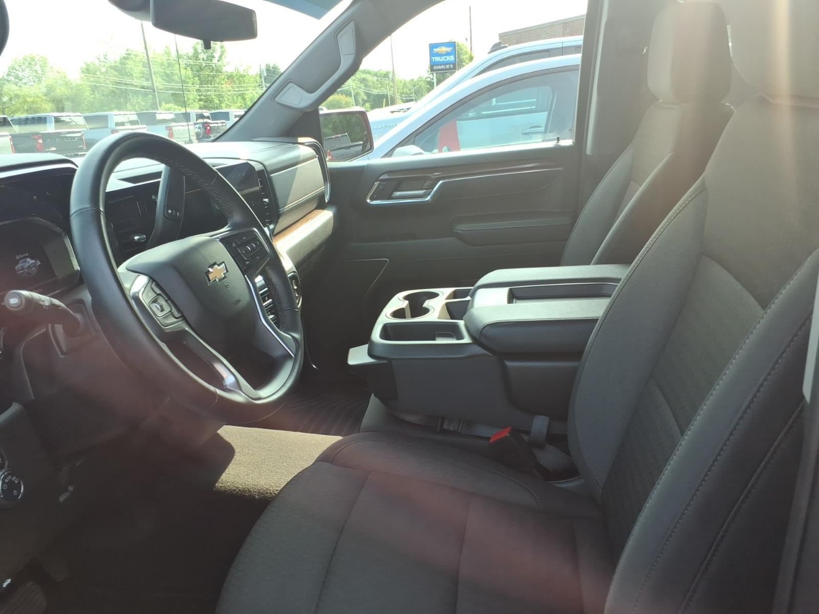 Used 2024 Chevrolet Silverado 1500 LT AWD/4WD image 7