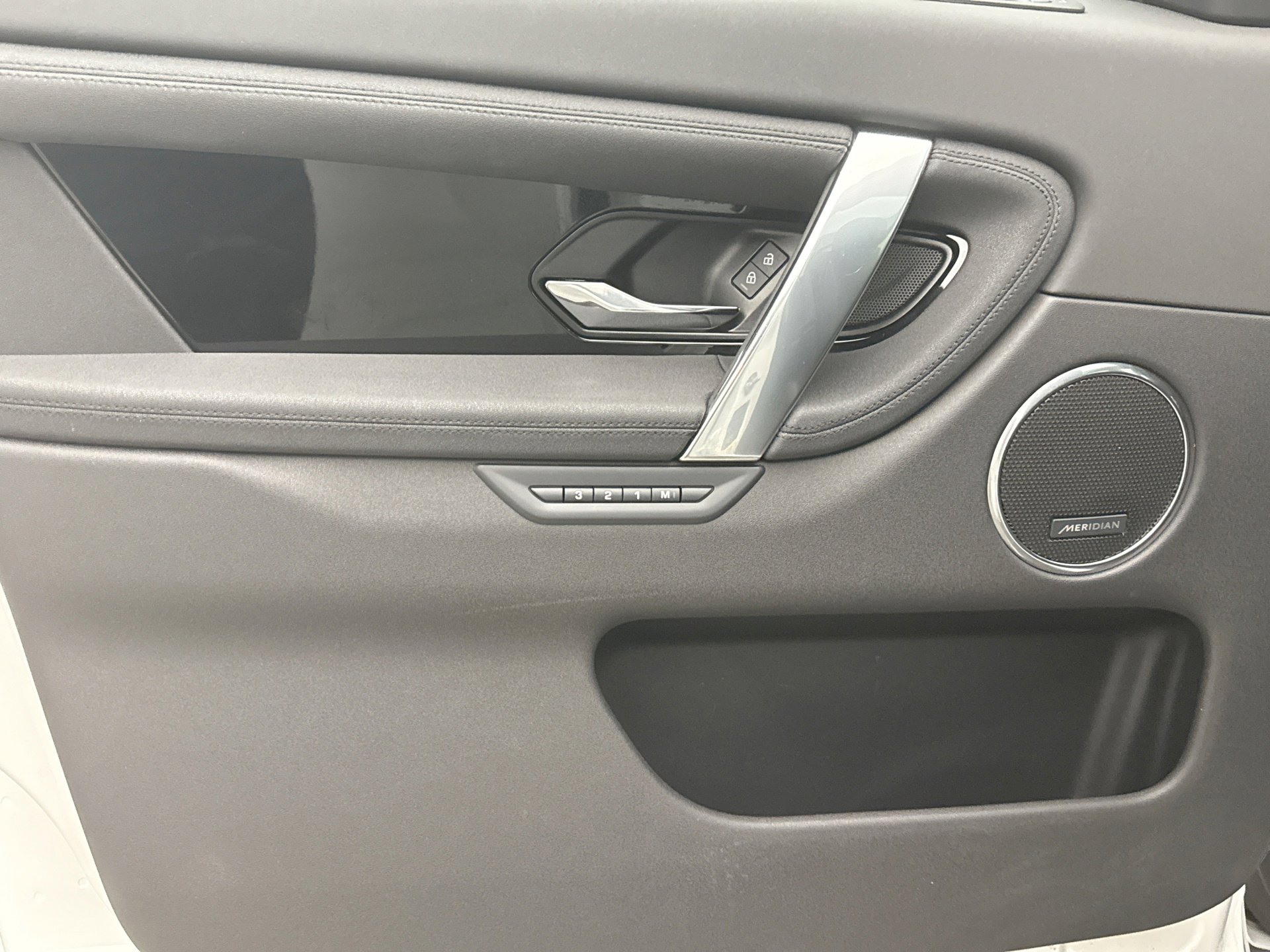 Used 2025 Land Rover Discovery Sport S image 9