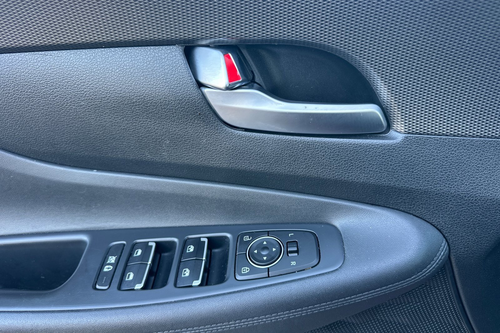 Used 2020 Hyundai Santa Fe SEL w/ Convenience Package image 12