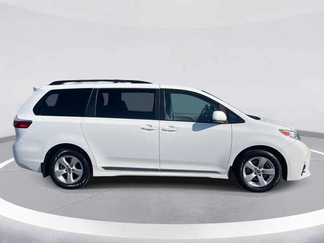 Used 2020 Toyota Sienna LE w/ Carpet Mat Package image 3