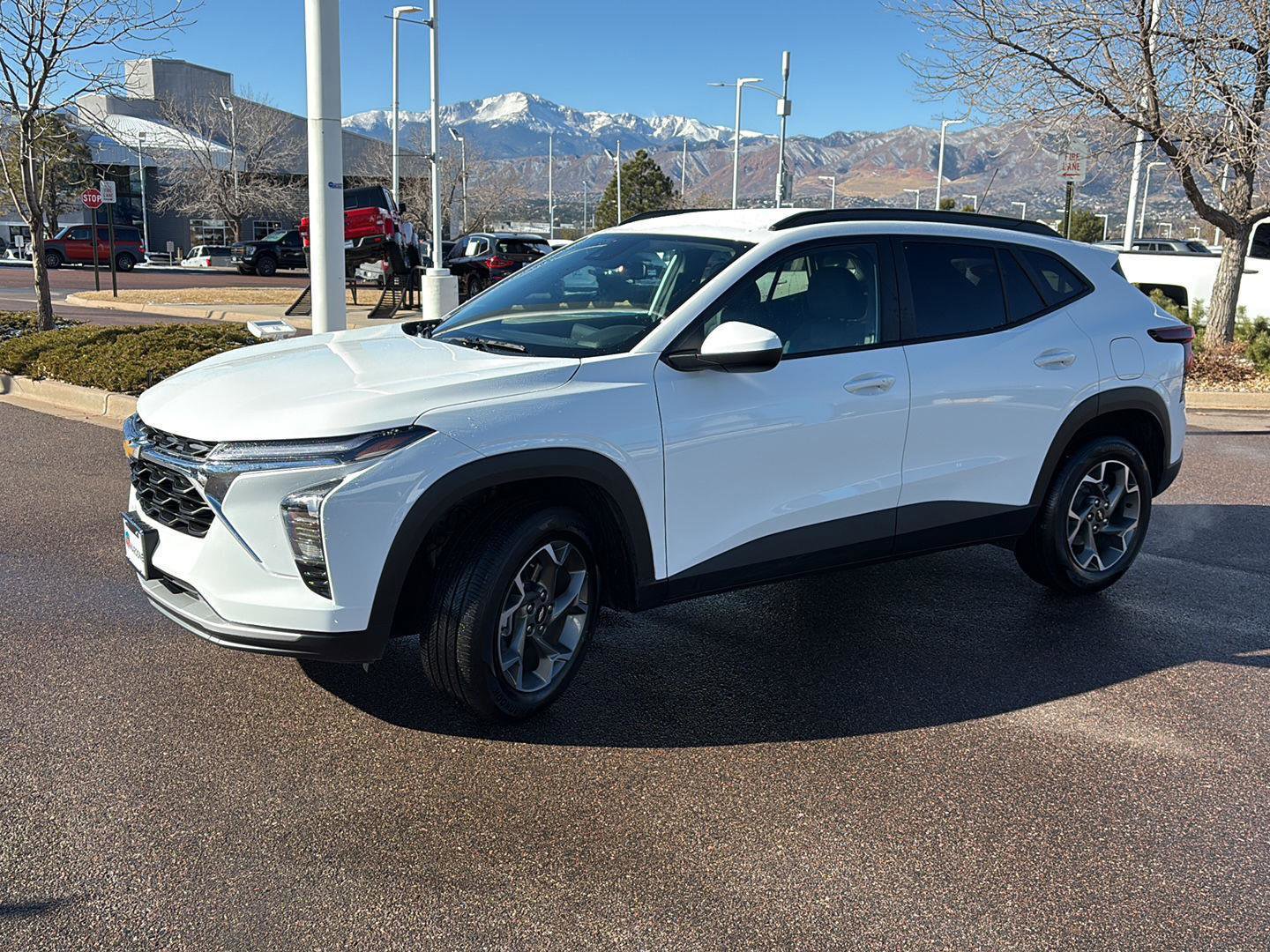 Used 2025 Chevrolet Trax LT w/ LT Convenience Package image 3