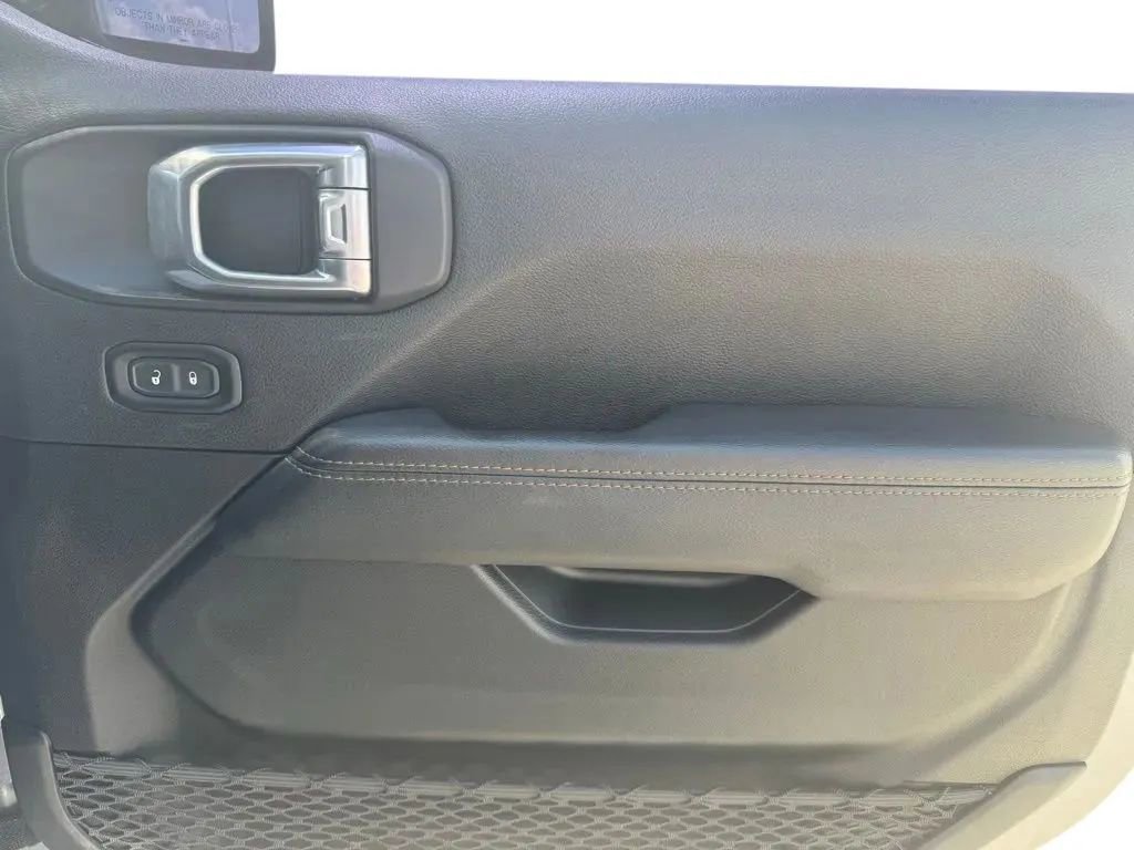 Used 2020 Jeep Wrangler Unlimited Sahara AWD/4WD image 15