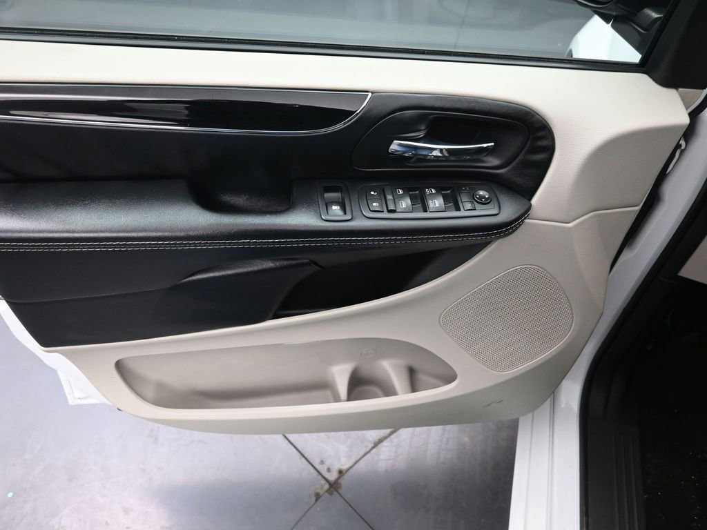 Used 2016 Dodge Grand Caravan SE image 20