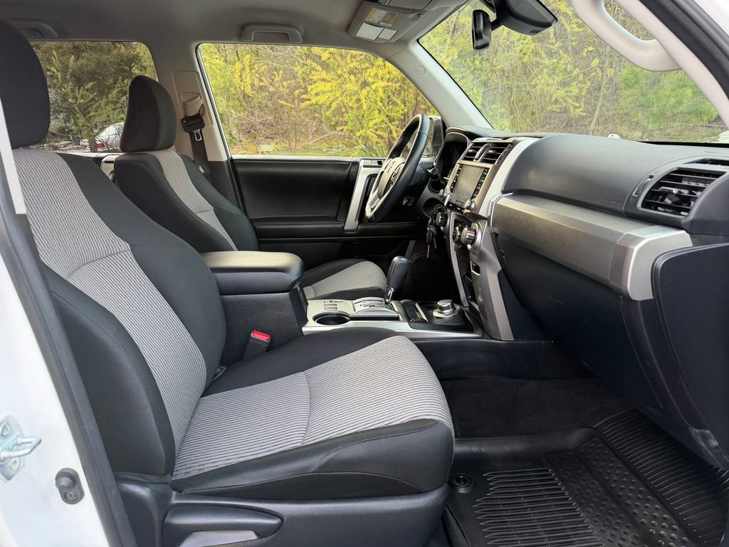 Used 2020 Toyota 4Runner SR5 AWD/4WD image 30