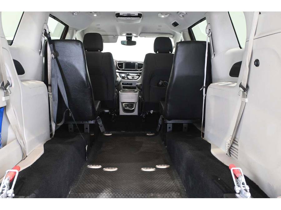 Used 2018 Chrysler Pacifica Touring Plus FWD image 20