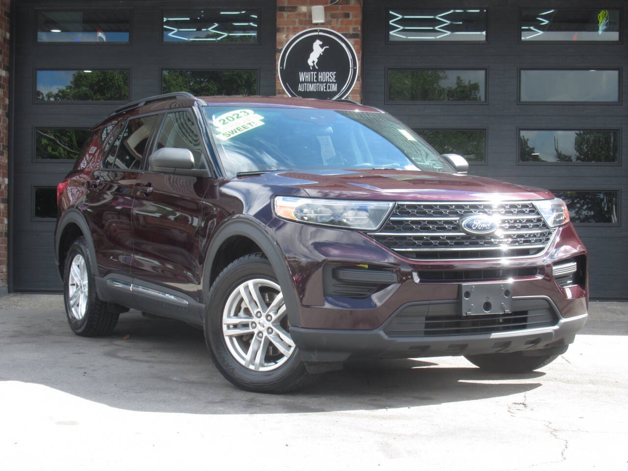 Used 2023 Ford Explorer XLT w/ Class IV Trailer Tow Package AWD/4WD image 2