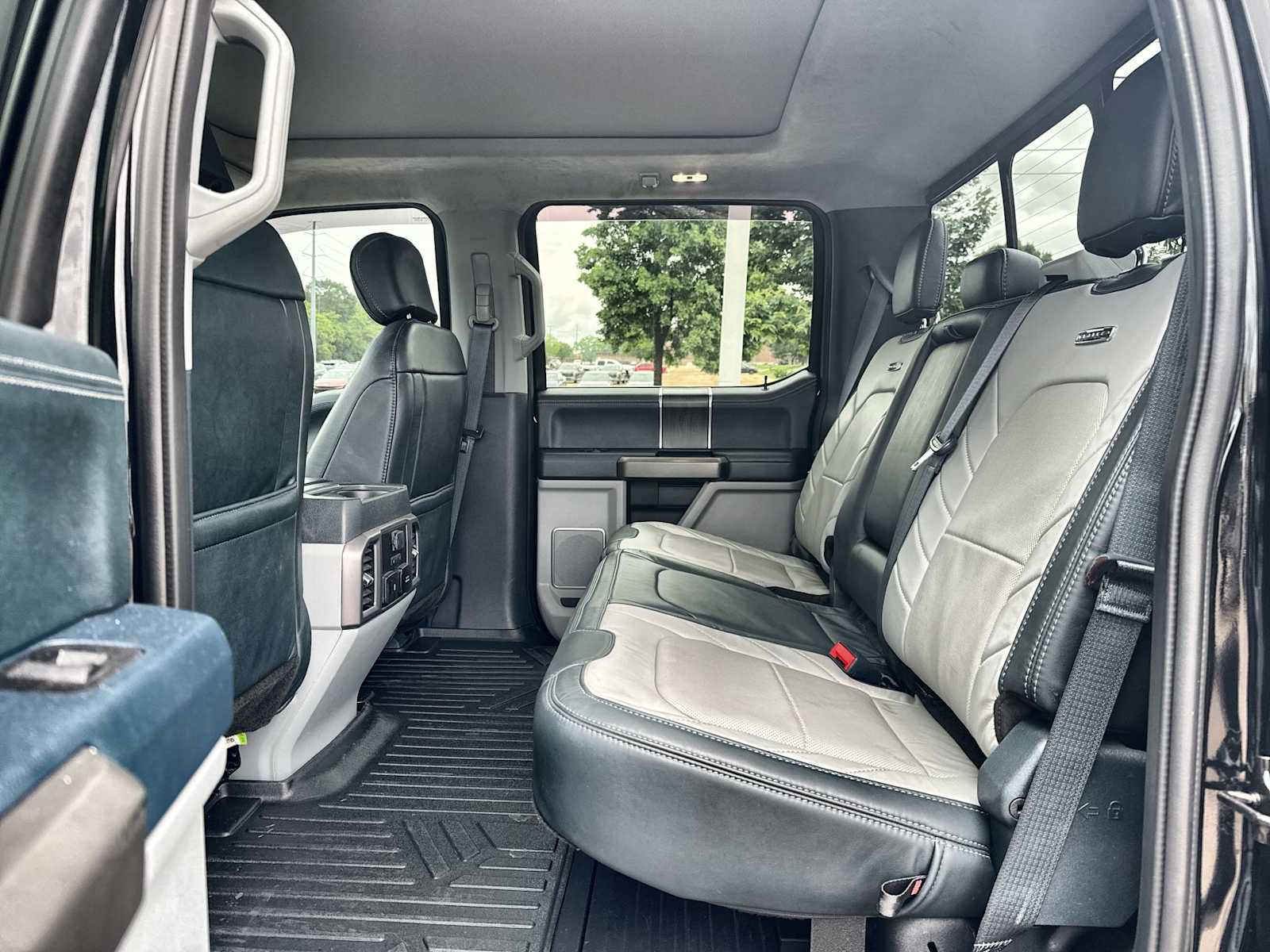 Used 2022 Ford F350 Limited w/ FX4 Off-Road Package AWD/4WD image 4
