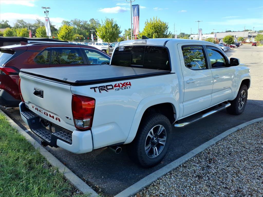 Used 2017 Toyota Tacoma TRD Sport w/ Tow Package (A/T) AWD/4WD image 4