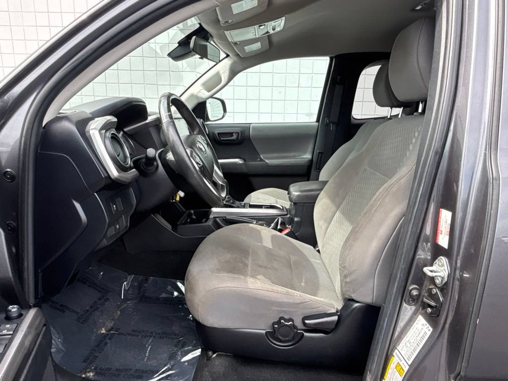 Used 2021 Toyota Tacoma SR5 w/ SR5 Appearance Package (SM) AWD/4WD image 3