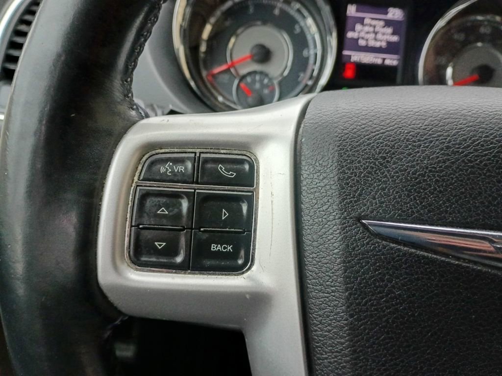 Used 2015 Chrysler Town & Country Touring w/ Driver Convenience Group image 26