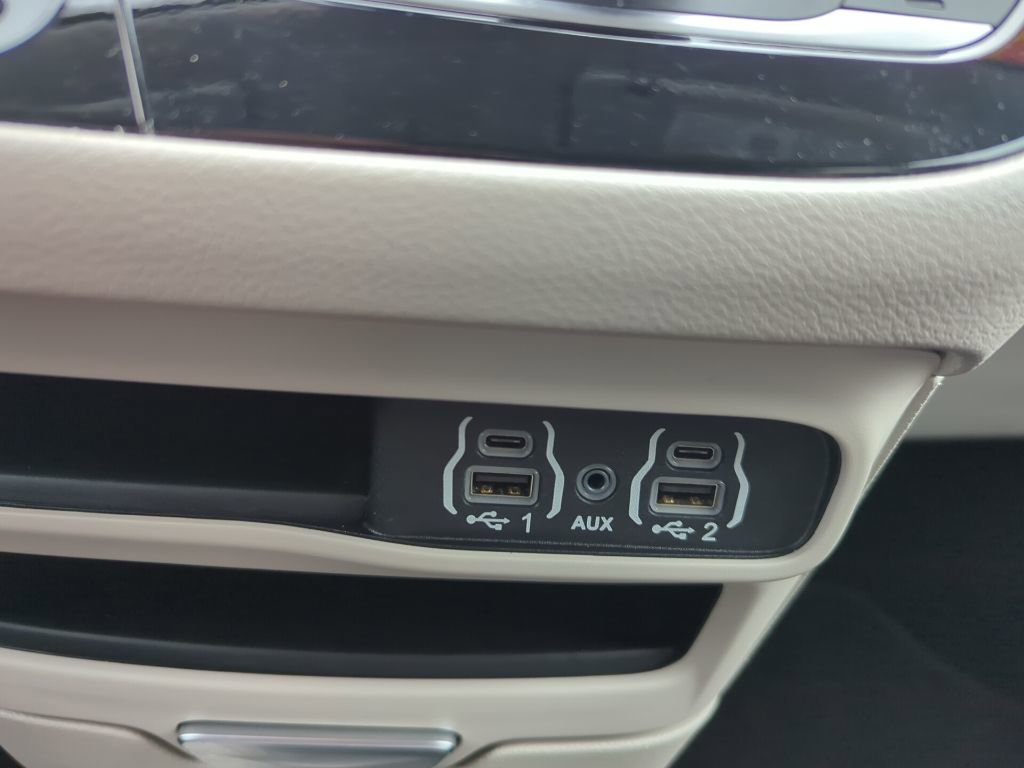 Used 2024 Chrysler Pacifica Touring-L image 19