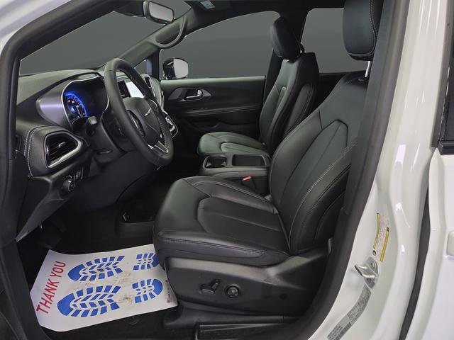 New 2026 Chrysler Pacifica Select image 4