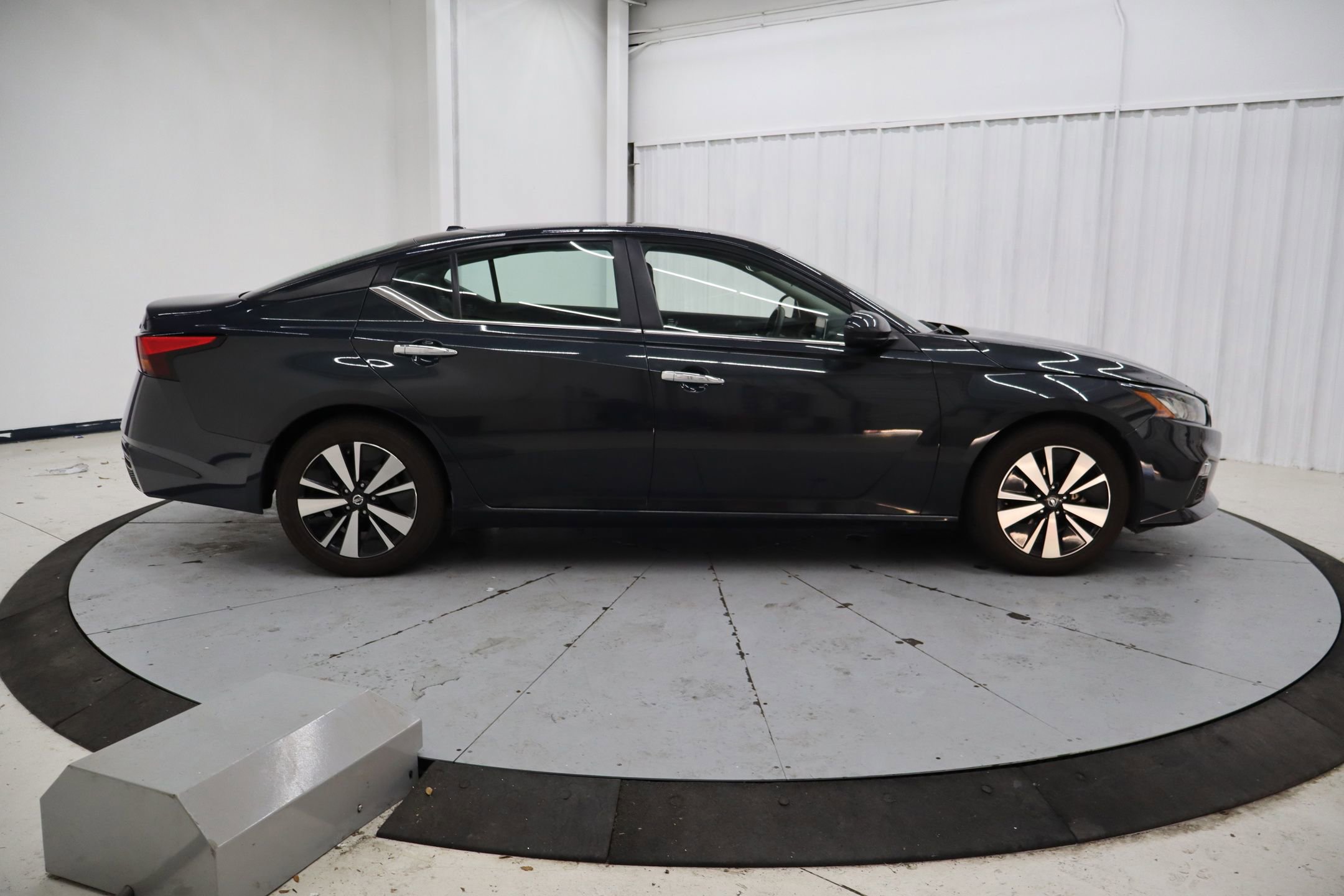 Used 2022 Nissan Altima 2.5 SV image 2