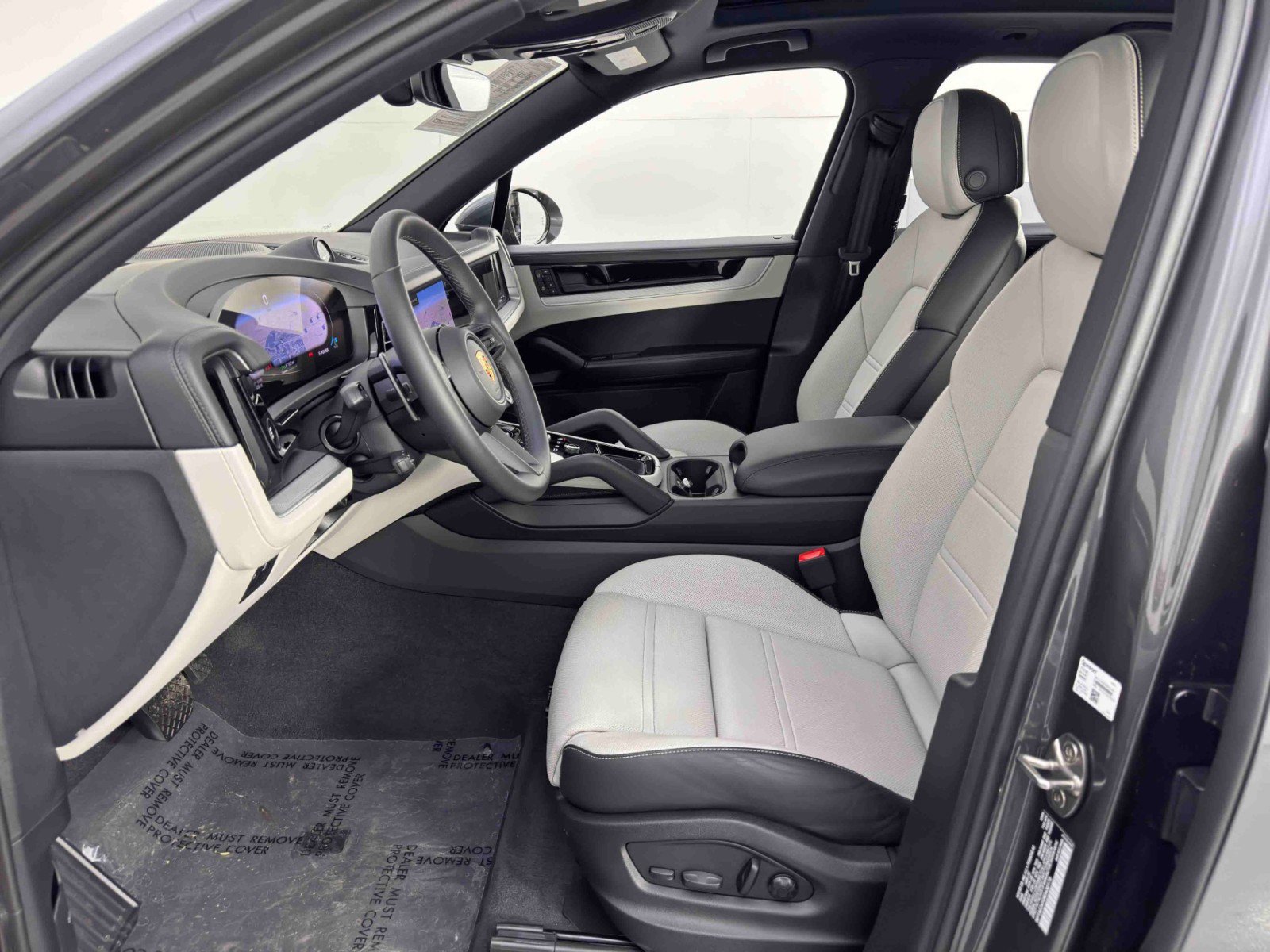 Used 2024 Porsche Cayenne w/ Technology Package image 16