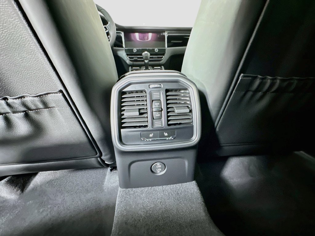 Certified 2026 Porsche Macan AWD/4WD image 27