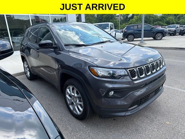 Used 2024 Jeep Compass Latitude AWD/4WD image 1