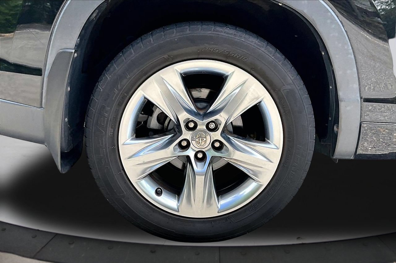 Used 2015 Toyota Highlander Limited w/ Driver Technology Package AWD/4WD image 38